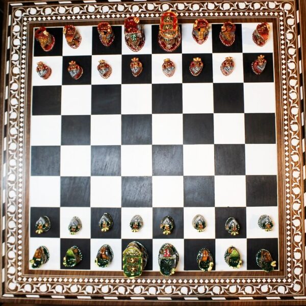 Wooden Colored Chessman Pieces with Velvet Box to play